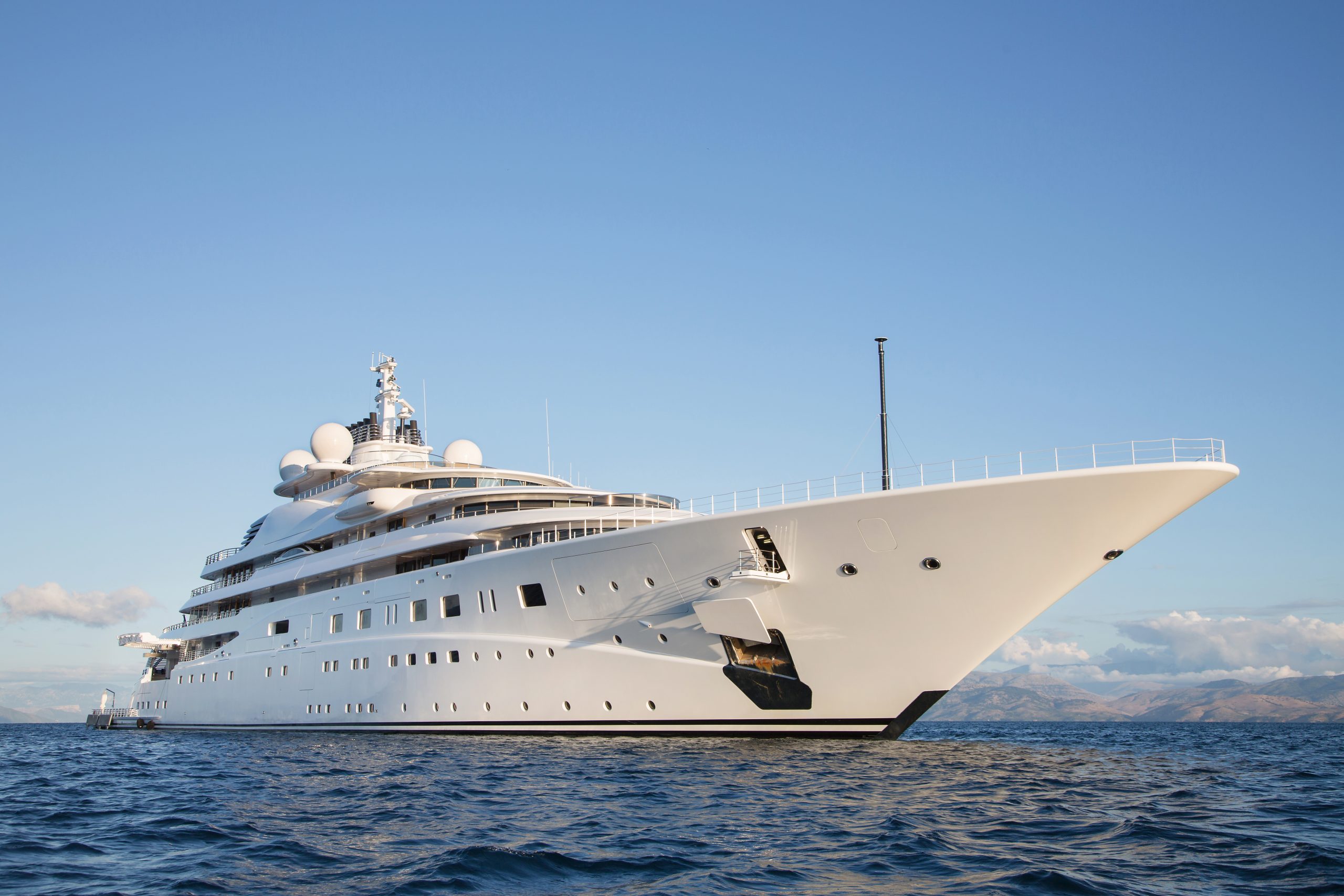 Luxus Mega Yacht - immens großes und langes Schiff